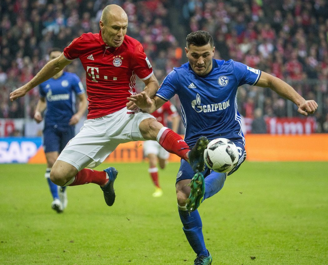 Robben se snaží prosadit přes obranu Schalke