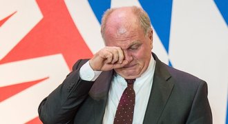 Šéf Bayernu Hoeness se bojí soudu. Před fanoušky brečel