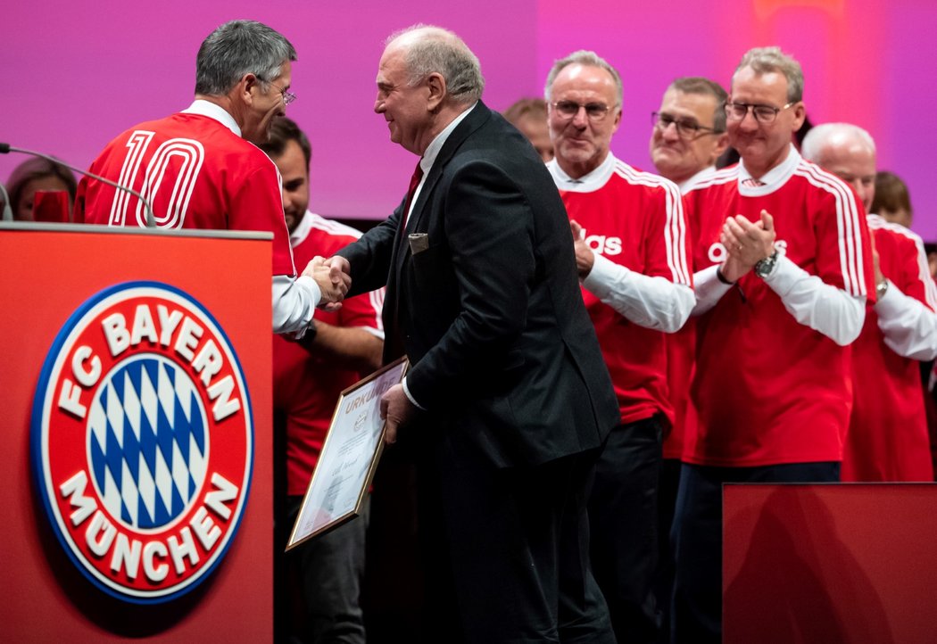 Uliho Hoenesse (v obleku) vystřídal na postu prezidenta Bayernu Mnichov Herbert Hainer (10)
