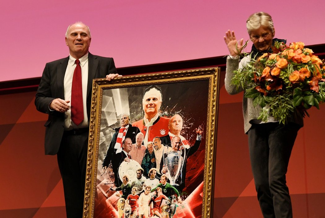 Uli Hoeness převzal na památku svého 40letého funkcionářského působení v Bayernu obraz