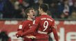 Thomas Müller a Robert Lewandowski se radují ze vstřeleného gólu