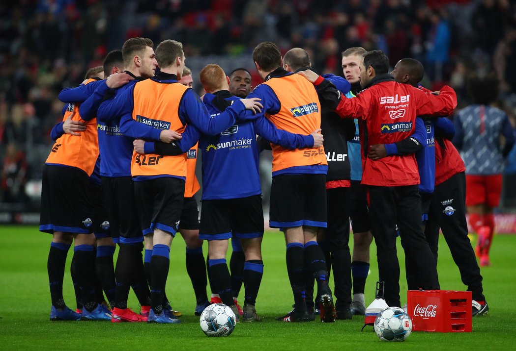 Fotbalisté Paderbornu před zápasem. To ještě netušili, co se během něj stane