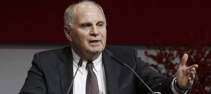 Uli Hoeness při svém projevu při volbách prezidenta Bayernu