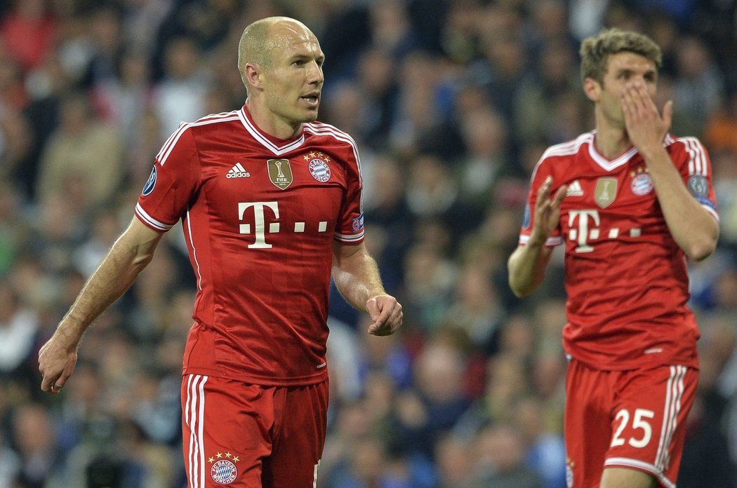 Zklamané hvězdy Bayernu. Arjen Robben s Thomasem Muellerem po úvodním semifinále Ligy mistrů s Realem Madrid