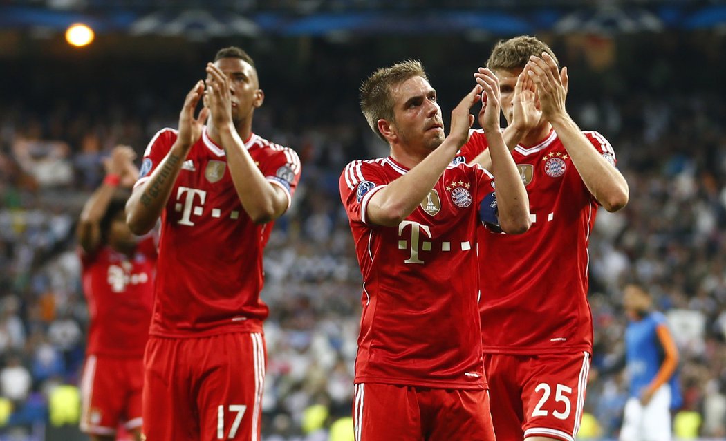 Hráči Bayernu děkují fanouškům po prohraném semifinále Ligy mistrů s Realem Madrid