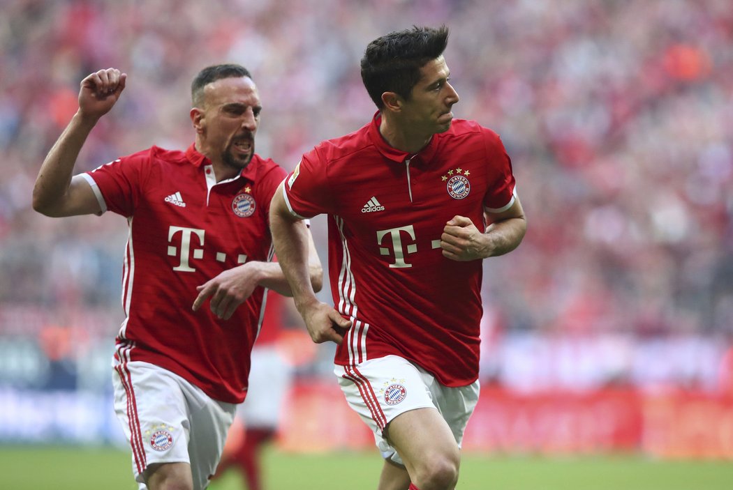 Robert Lewandowski a Franck Ribéry slaví vysokou výhru Bayernu nad Dortmundem 4:1