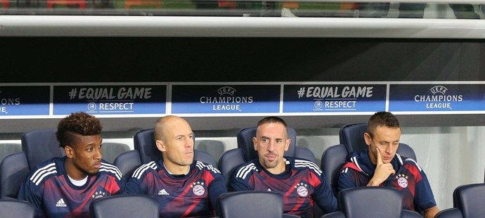 Ikony Bayernu Arjen Robben a Franck Ribéry jen na lavičce