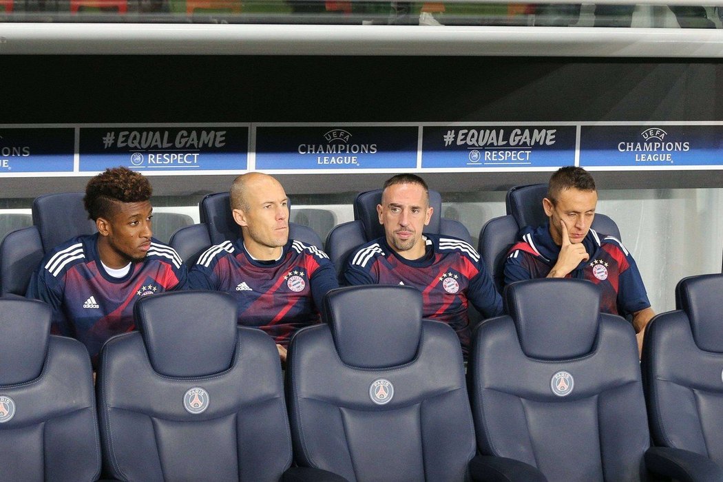 Ikony Bayernu Arjen Robben a Franck Ribéry jen na lavičce