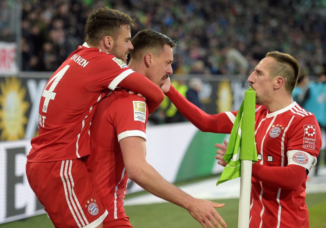 Juan Bernat, Sandro Wagner a Franck Ribery (zleva) se radují z branky Bayernu