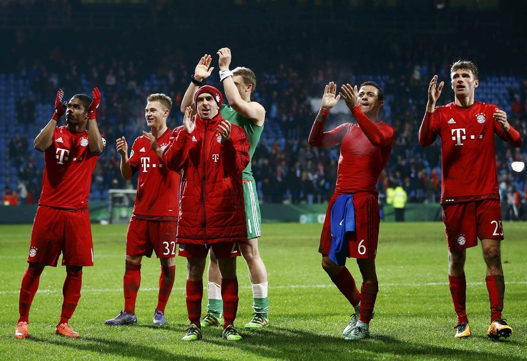 Fotbalisté Bayernu se radují z postupu do dalšího kola Německého poháru