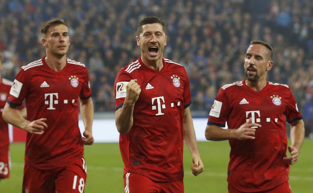Polský střelec Bayernu Mnichov Robert Lewandowski (uprostřed) se raduje z proměněné penalty