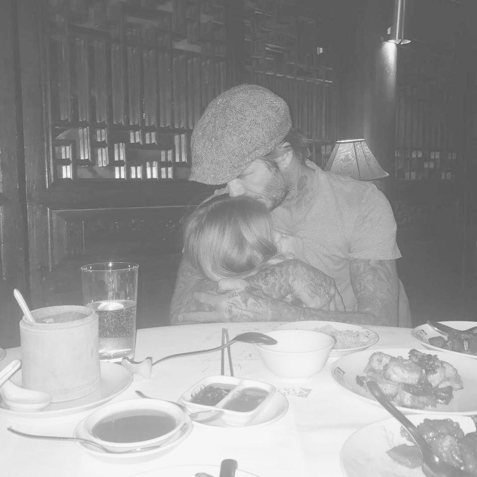 Vzorný tatínek David Beckham líbá dceru Harper.
