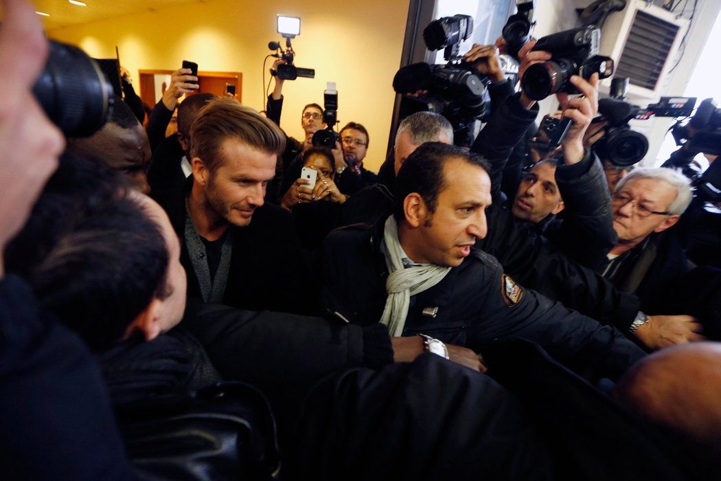 Beckham v obležení. Anglický záložník přestoupil do PSG, v Paříži ho během lékařské prohlídky obklopil dav nadšených fanoušků