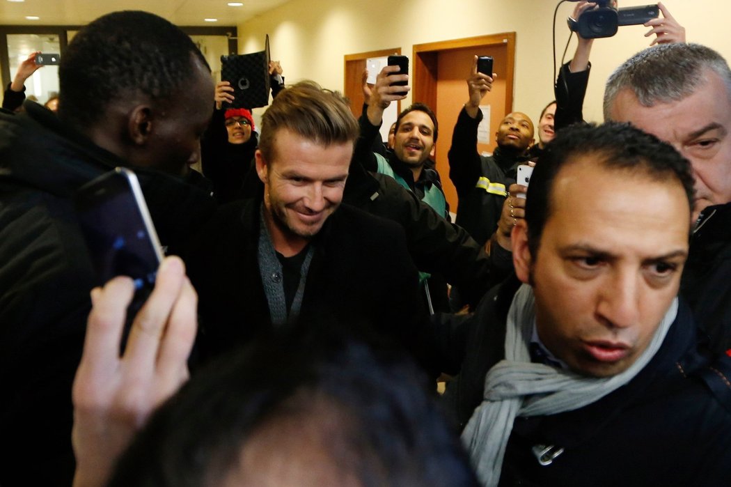 Beckham v obležení. Anglický záložník přestoupil do PSG, v Paříži ho během lékařské prohlídky obklopil dav nadšených fanoušků