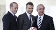 Komisionář MLS Don Garber (vlevo) na středeční tiskové konferenci oznámil, že dal Beckhamovi předběžné svolení pro vstup do soutěže