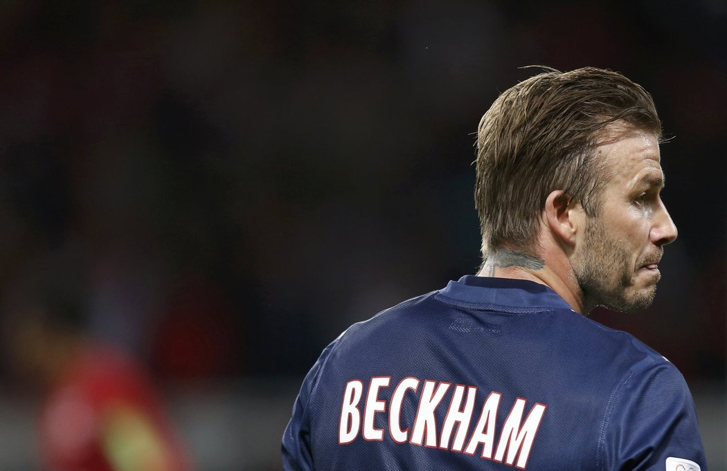 David Beckham smutní při odchodu z trávníku