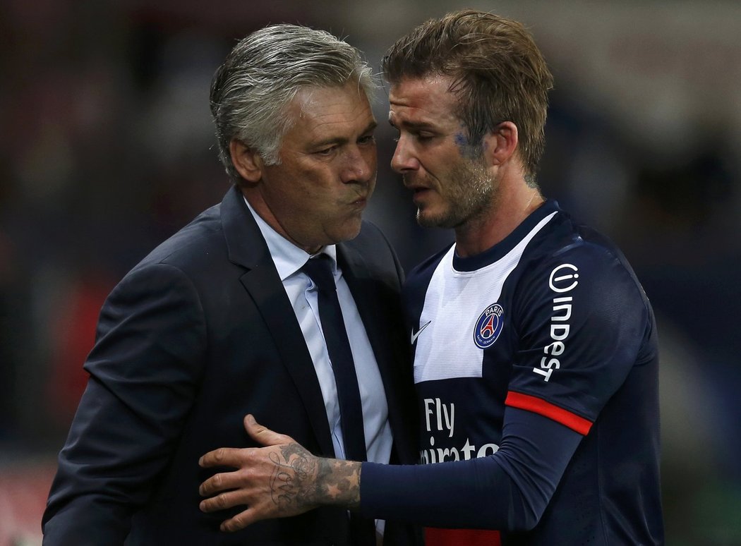 Carlo Ancelotti se loučí s Beckhamem při střídání