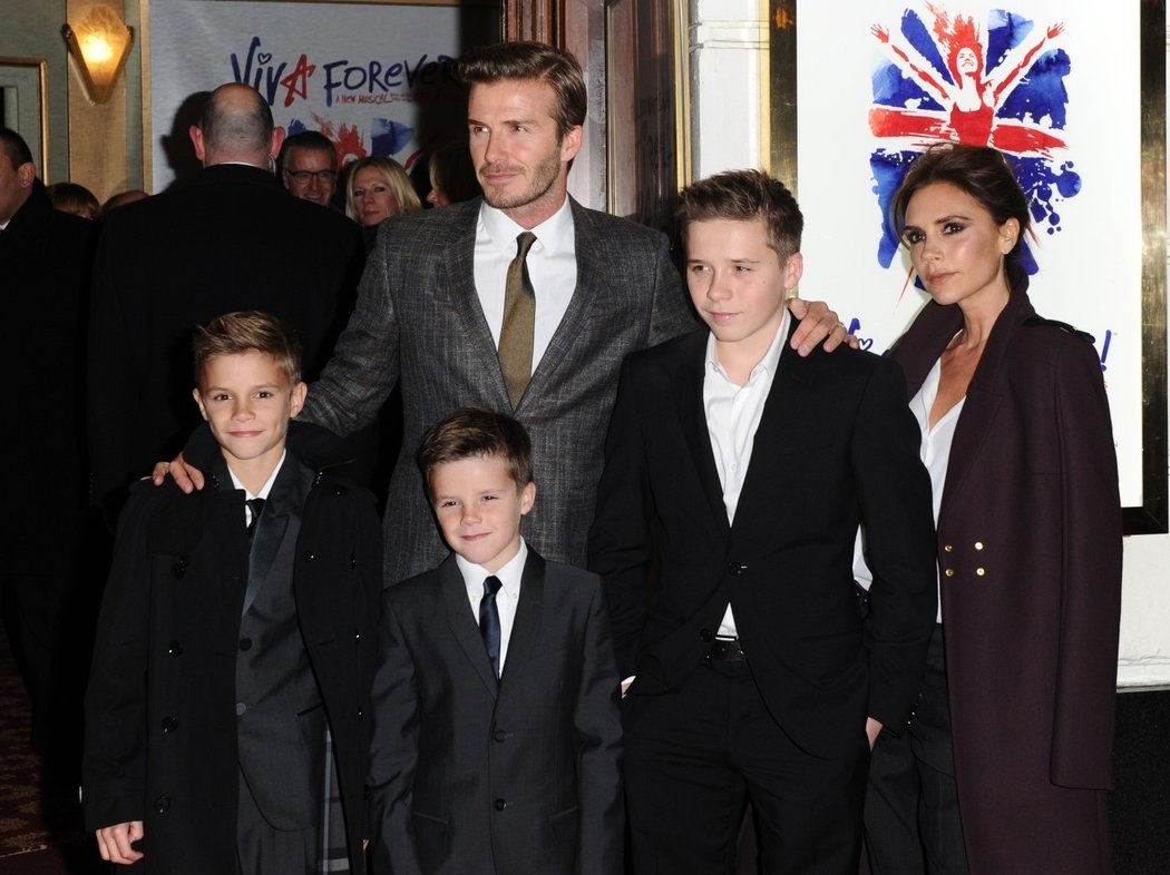 Fotbalista David Beckham s manželkou Victorií a svými syny.