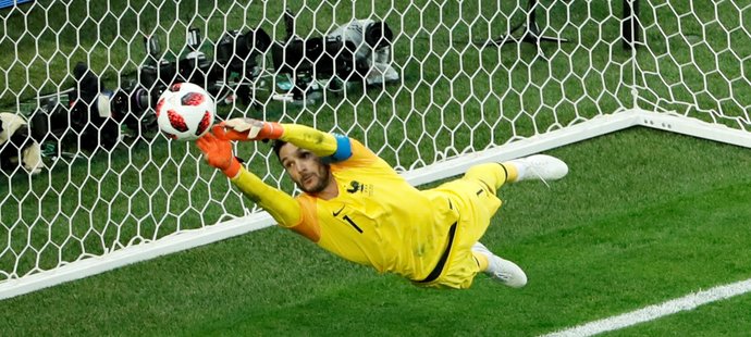 Hugo Lloris likviduje jednu z belgických střel během semifinále MS