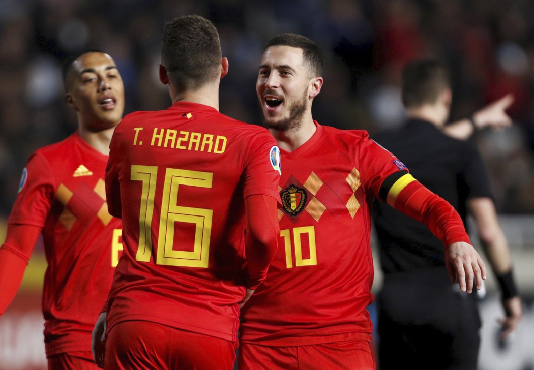 Kapitán Belgie Eden Hazard (vpravo) slaví společně se svým bratrem Thorgenem gól do sítě Kypru