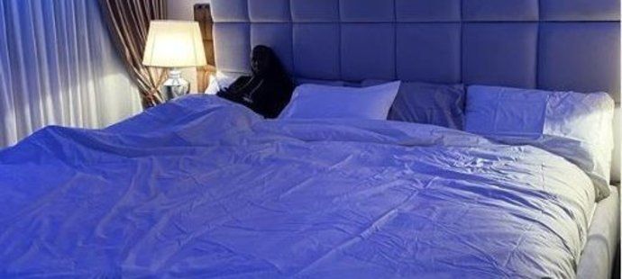 Belgičan Romelu Lukaku se ve své nové obří posteli doslova ztrácí