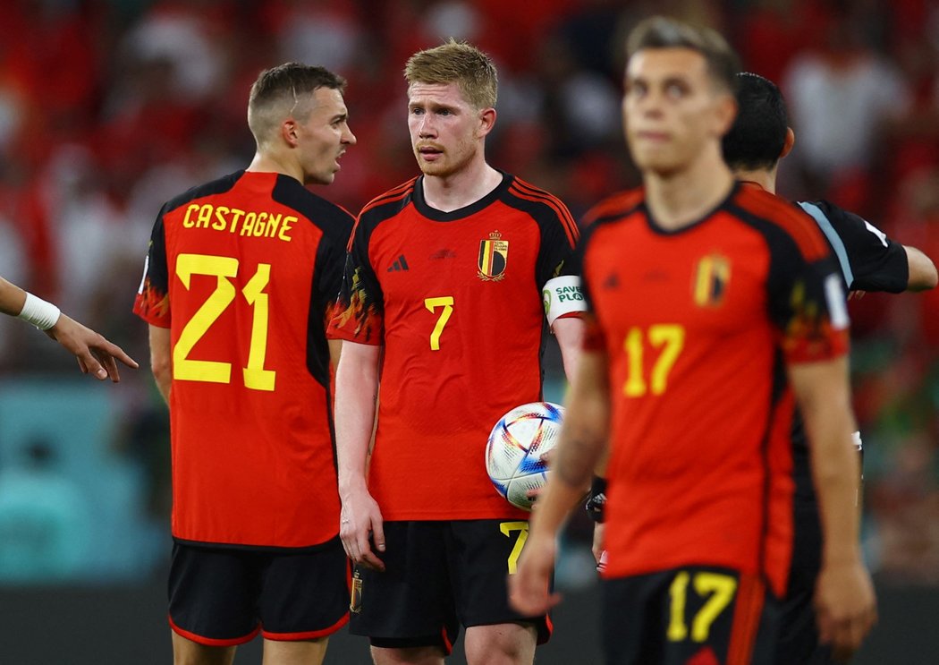 Zklamaní belgičtí fotbalisté po porážce s Marokem