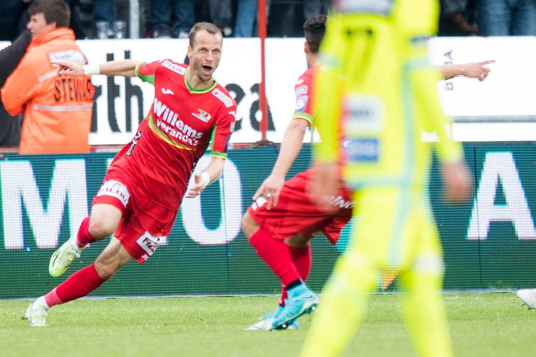 David Rozehnal slaví gól, díky kterému jeho Ostende ve skupině o titul v Belgii porazilo Gent