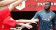 Romelu Lukaku se zdraví s belgickými fanoušky před přátelským zápasem proti české reprezentaci