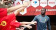 Romelu Lukaku se zdraví s belgickými fanoušky před přátelským zápasem proti české reprezentaci