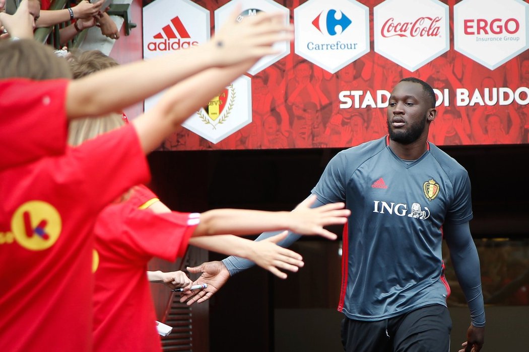 Romelu Lukaku se zdraví s belgickými fanoušky před přátelským zápasem proti české reprezentaci