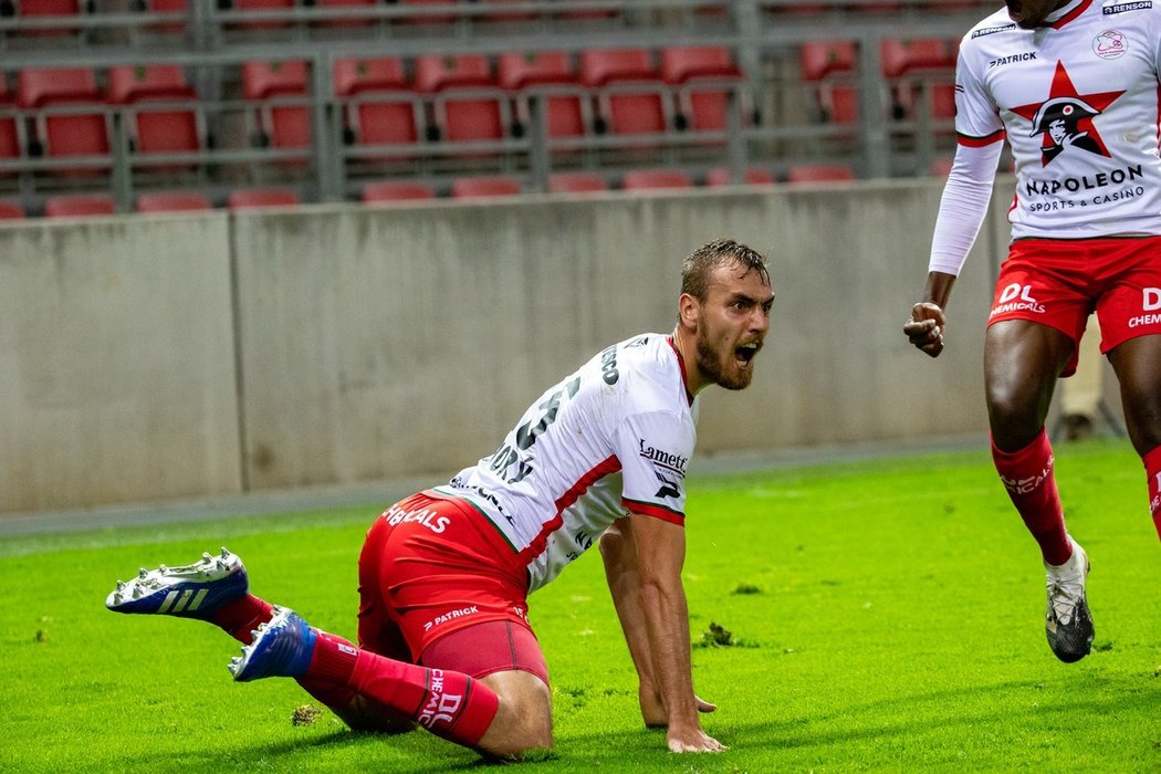 Český fotbalista Tomáš Chorý se ve třetím utkání za Waregem poprvé střelecky prosadil v belgické lize a přispěl v 11. kole k remíze 1:1 s Kortrijkem.