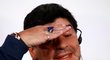 Diego Maradona gestikuluje na tiskové konferenci v Brestu. Jako dárek dostal obří modrý prsten...