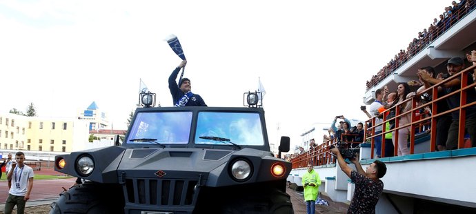 Pořádná legenda, tak pořádné auto... Diego Maradona se ujal funkce předsedy Dinama Brest...