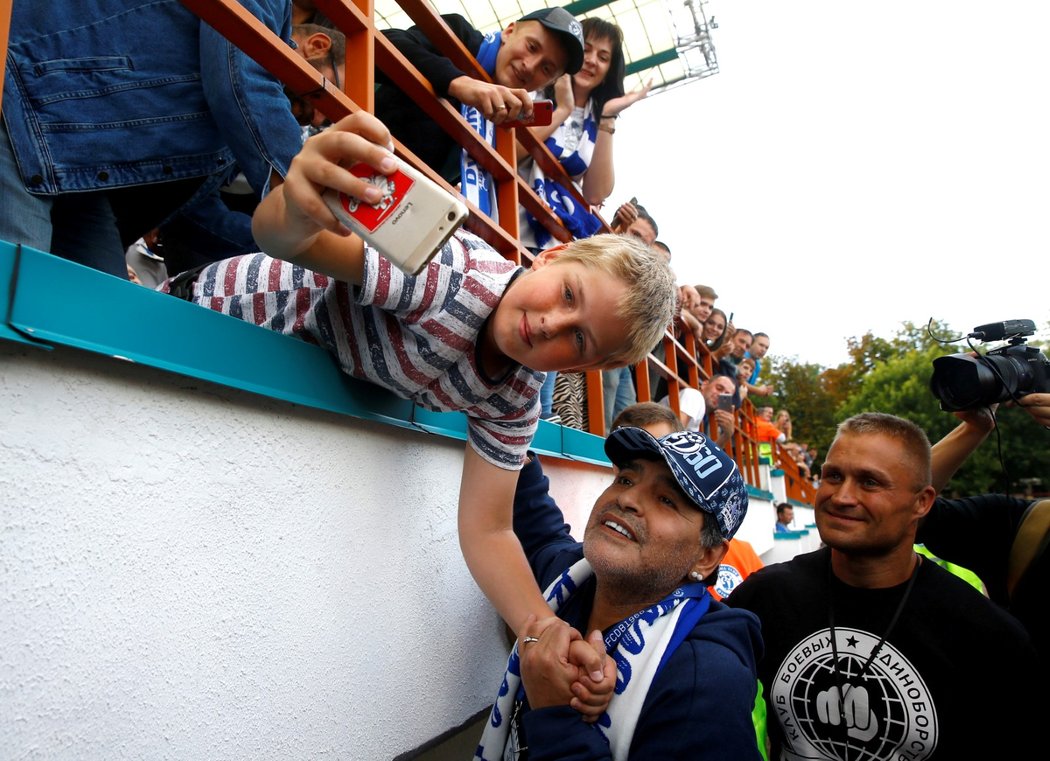 Diego Maradona se fotí s fanoušky v Brestu