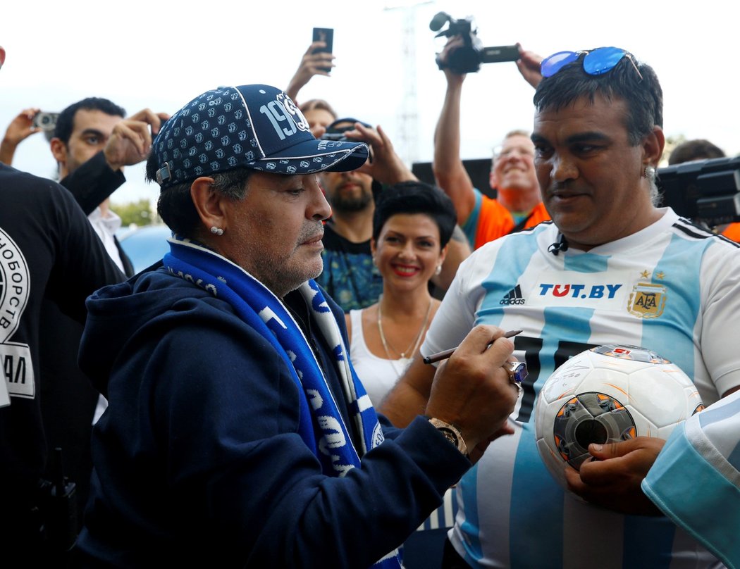 Diego Maradona se podepisuje jednomu z fanoušků Brestu