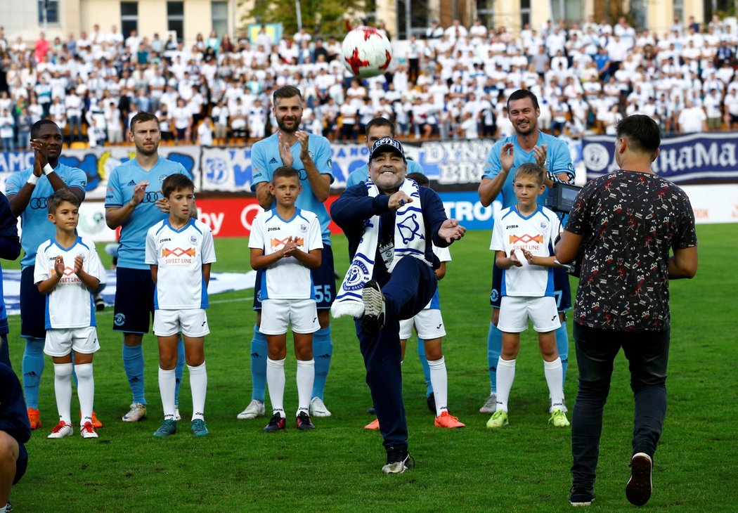 Diego Maradano předvedl v Brestu, že i s míčem mu to ještě jde...