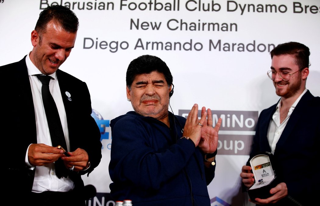 Diego Maradona gestikuluje na tiskové konferenci v Brestu. Jako dárek dostal obří modrý prsten...