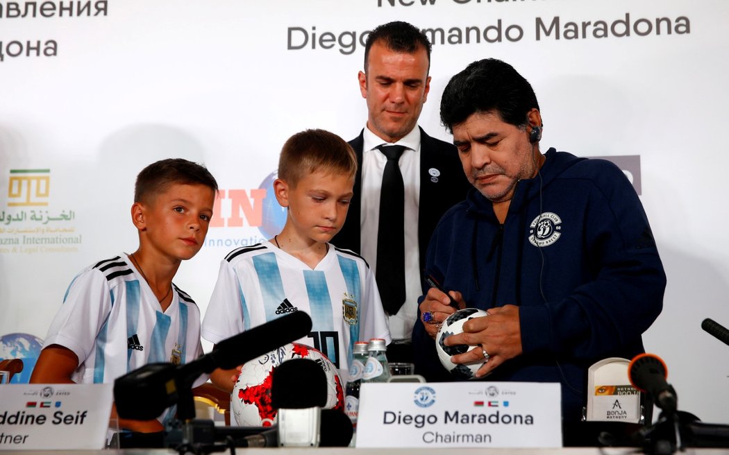 Diego Maradona se podepisuje malým fotbalistům v Brestu