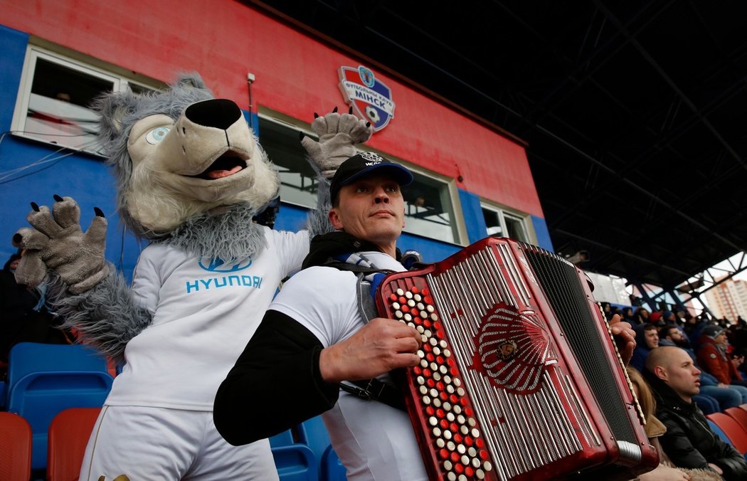 V Bělorusku se stále hraje hokej i fotbal s fanoušky, soutěže zde i přes šířící se pandemii pokračují