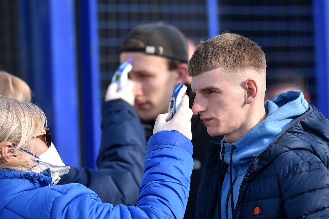 Pořadatelé měřili fanouškům při vstupu na stadion teplotu