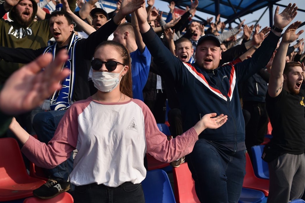 Drtivá většina příznivců na stadionů fandila bez roušek