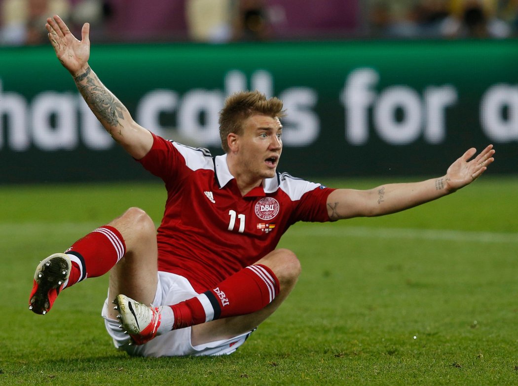 Dánsku bude v úvodním zápase kvalifikace na MS s Českem chybět kanonýr Nicklas Bendtner