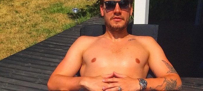 Dánský fotbalista Nicklas Bendtner nemá angažmá po konci v Arsenalu angažmá, pozornost upoutal nahou fotografií na síti Instagram