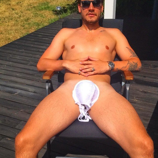 Dánský fotbalista Niklas Bendtner si schovává svoje nádobíčko