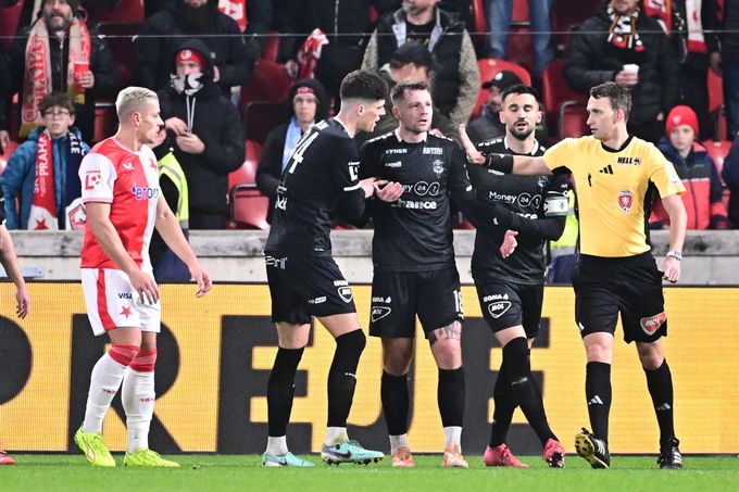 Komise: Koželuh hrál na Spartě rukou, ale gól správně platil. Beneš v Edenu nechyboval Komise: Koželuh hrál na Spartě rukou, ale gól správně platil. Beneš v Edenu nechyboval