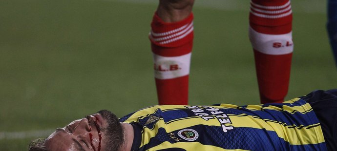 Gökhan Gönül z týmu fenerbahce skončil po hororovém faulu na zemi v bezvědomí