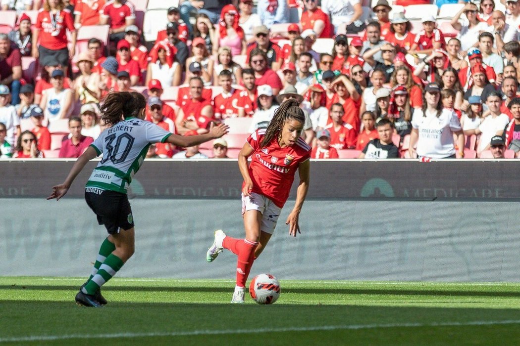 Během ženského derby mezi Benficou a Sportingem sudí poprvé udělila bílou kartu za fair play