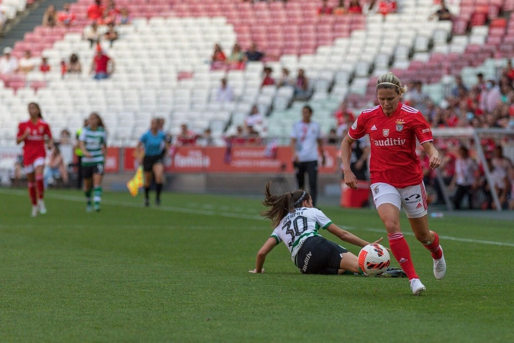 Během ženského derby mezi Benficou a Sportingem sudí poprvé udělila bílou kartu za fair play