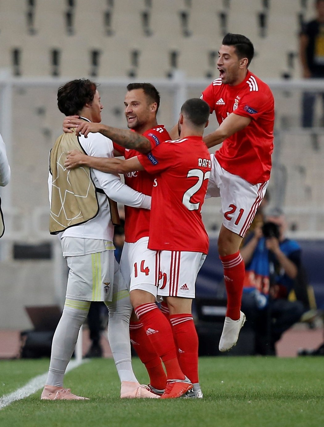 Radost fotbalistů Benfiky Lisabon z gólu do sítě AEK Atény v zápase Ligy mistrů