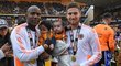 Benik Afobe a Matt Doherty se svými dětmi slaví triumf Wolverhamptonu v Championship